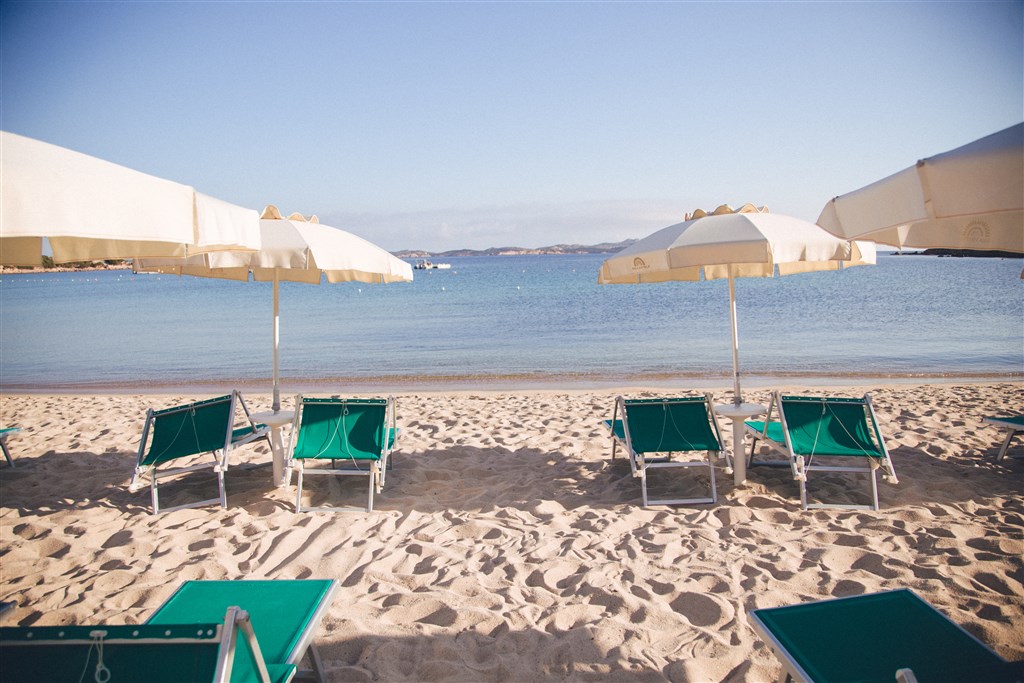 Pláž u hotelu, Baja Sardinia, Sardinie