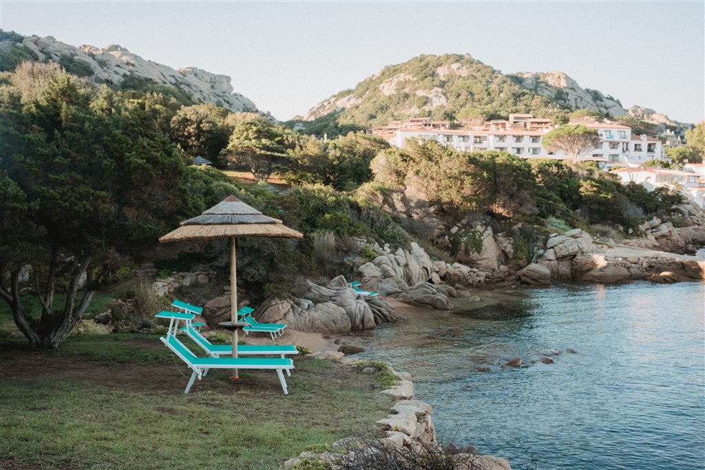 Soukromá zátoka, Baja Sardinia, Sardinie