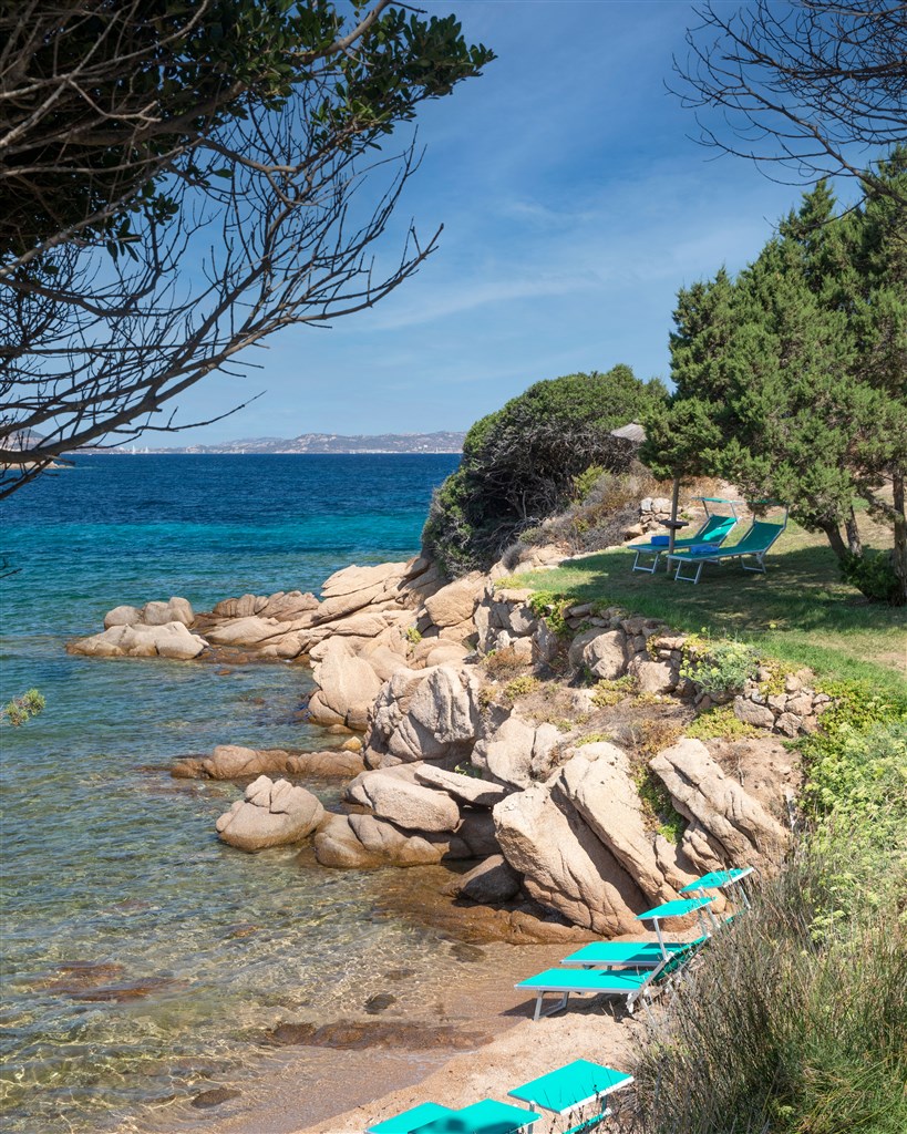 Soukromá zátoka, Baja Sardinia, Sardinie