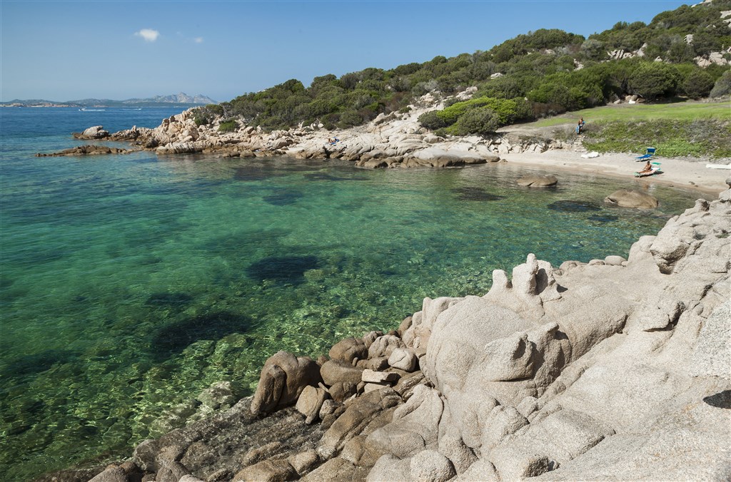 Soukromá hotelová pláž, Baja Sardinia, Sardinie