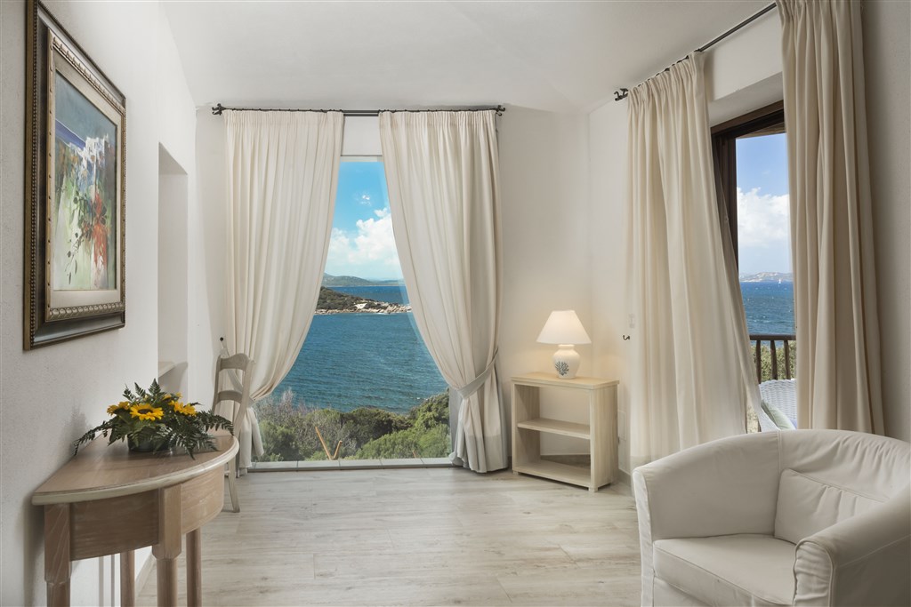 Nelson Lodge, Baja Sardinia, Sardinie