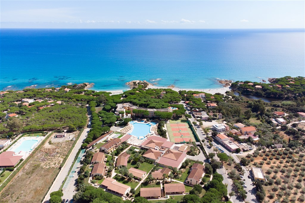 Pohled z výšky na hotel, Cala Liberotto, Orosei, Sardinie