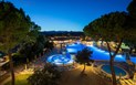 Valtur Sardegna Tirreno Resort - Večerní pohled na bazény, Cala Liberotto, Orosei, Sardinie