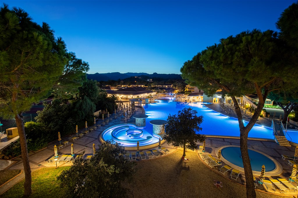 Večerní pohled na bazény, Cala Liberotto, Orosei, Sardinie