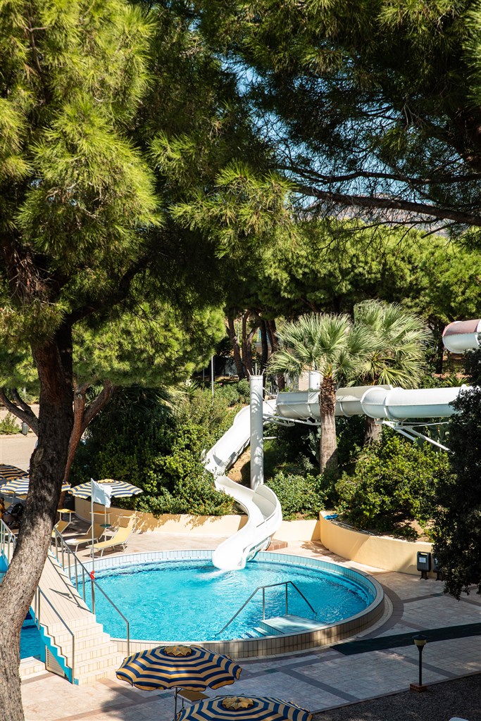 Bazén s tobogánem, Cala Liberotto, Orosei, Sardinie