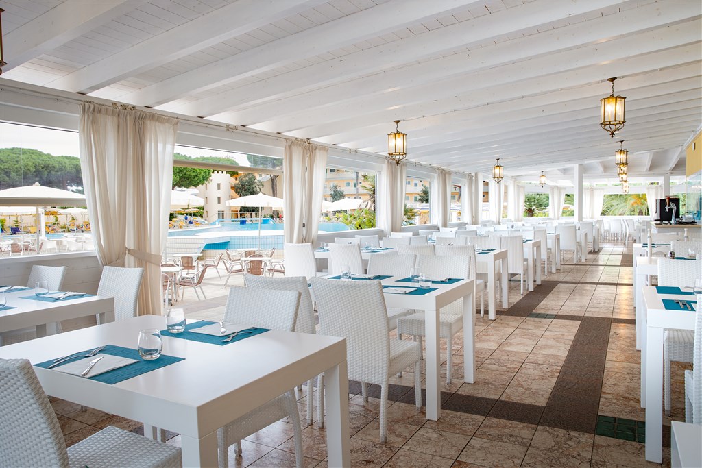 Restaurace u bazénu, Cala Liberotto, Orosei, Sardinie