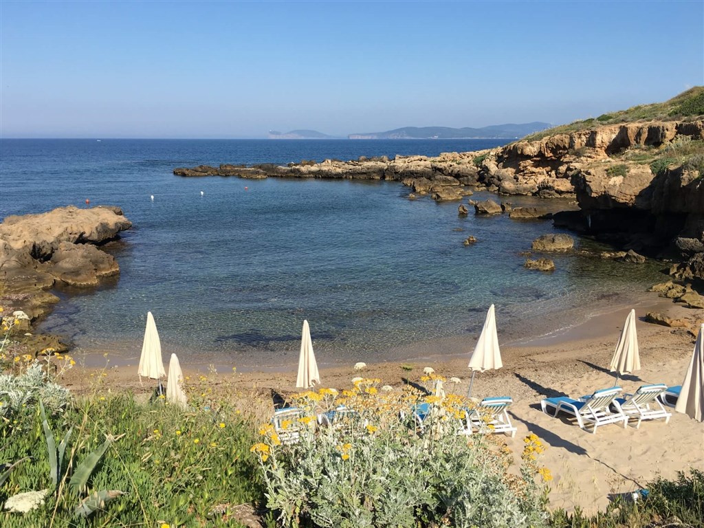 Hotel Calabona - Pláž přímo u hotelu, Alghero, Sardinie
