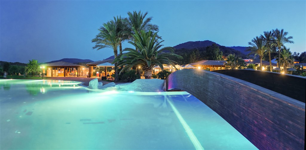 Večerní bazén, Castiadas, Sardinie