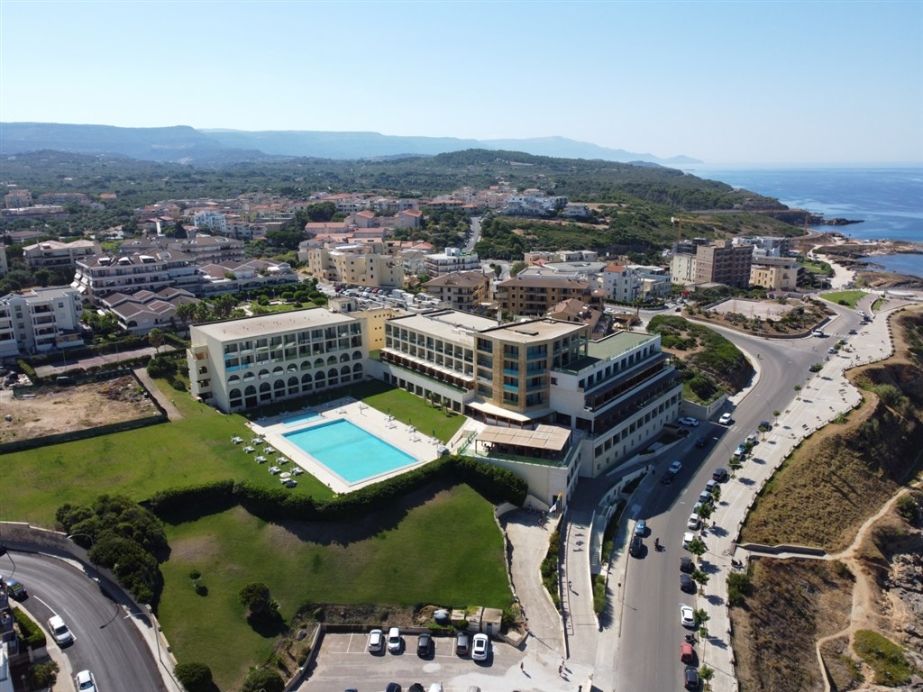 Letecký pohled na hotel, Alghero, Sardinie