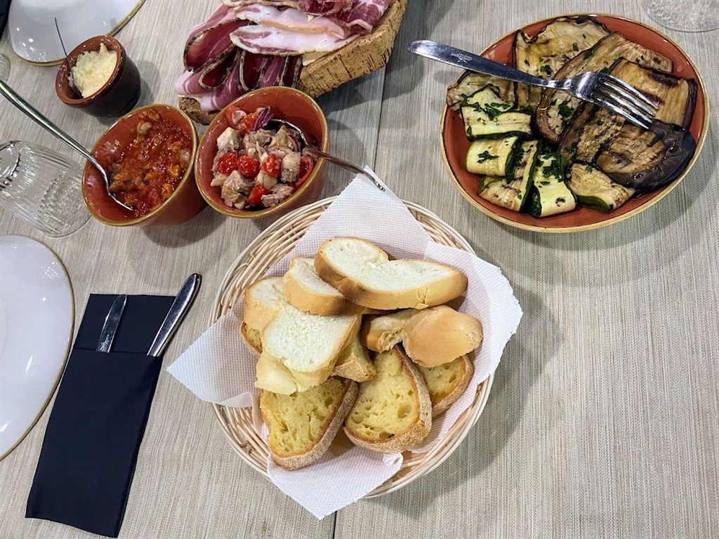 Pokrmy v agriturismu, Ussassai, Sardinie