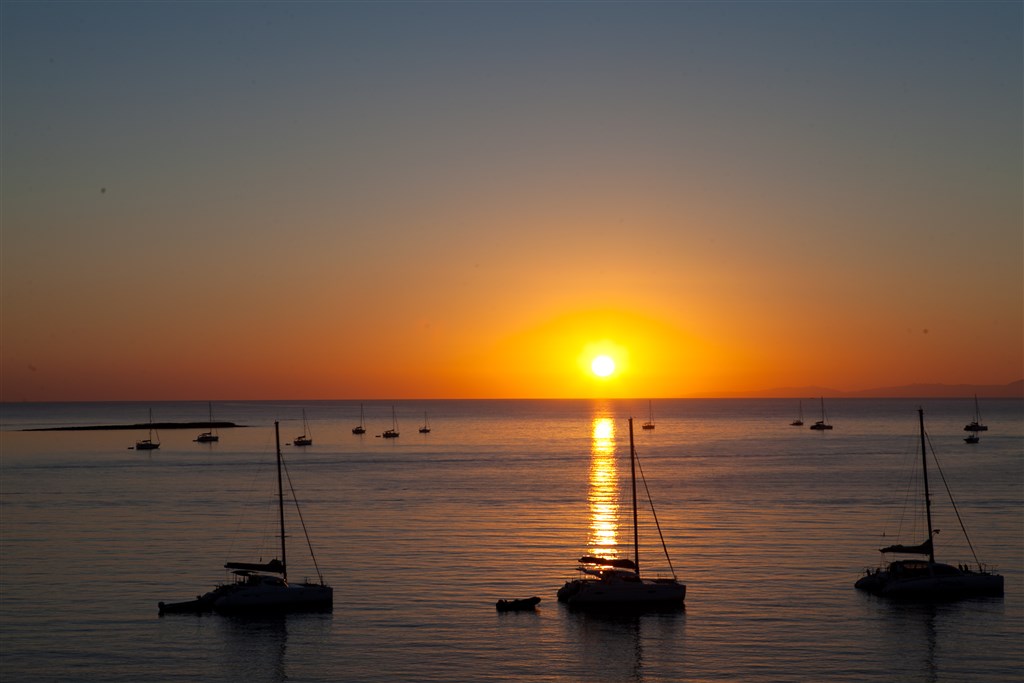 Západ slunce na pláži, Stintino, Sardinie