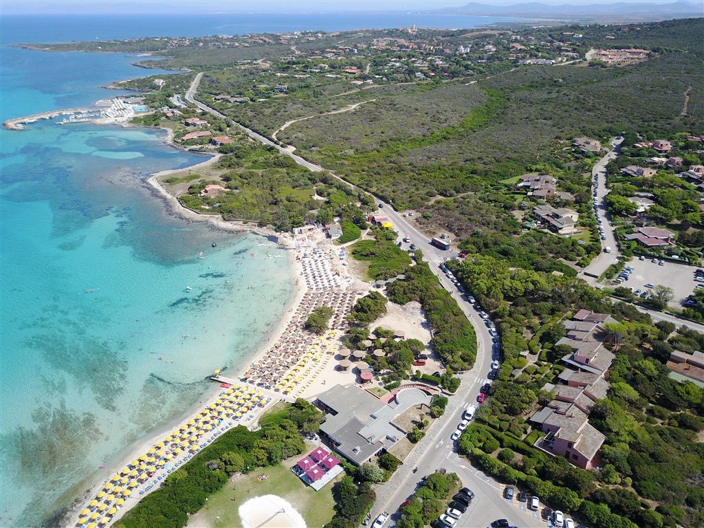 Letecký pohled na hotelovou pláž, Stintino, Sardnie