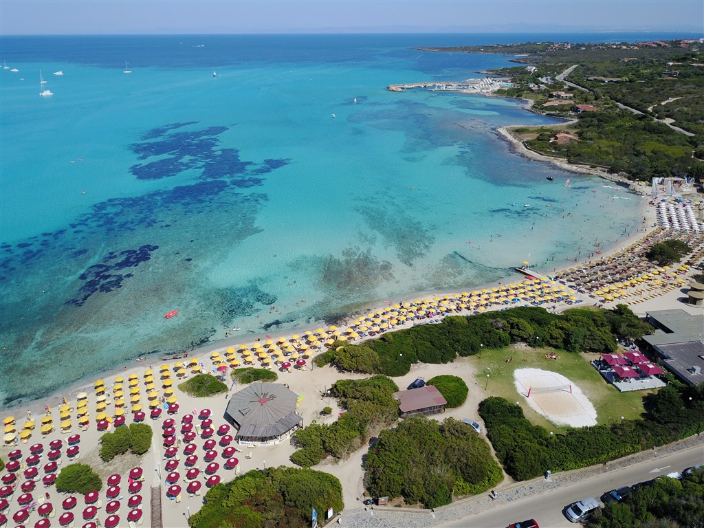 Letecký pohled na hotelovou pláž, Stintino, Sardnie