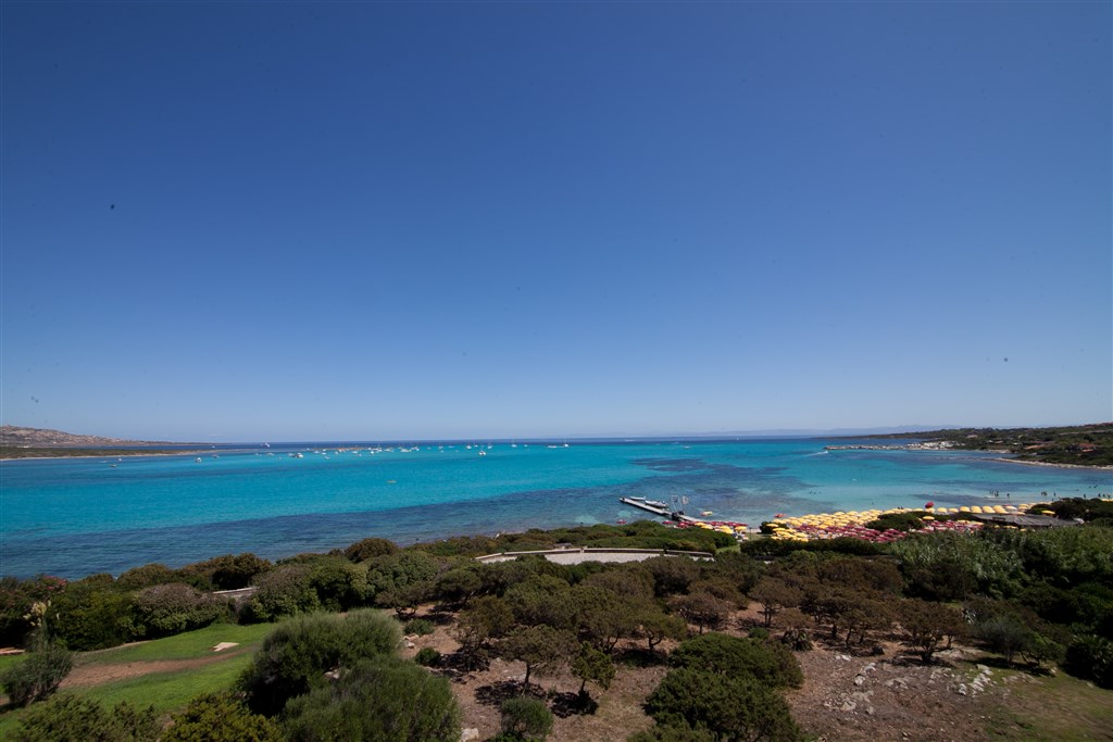 Panoramatický pohled na hotelovou pláž, Stintino, Sardinie