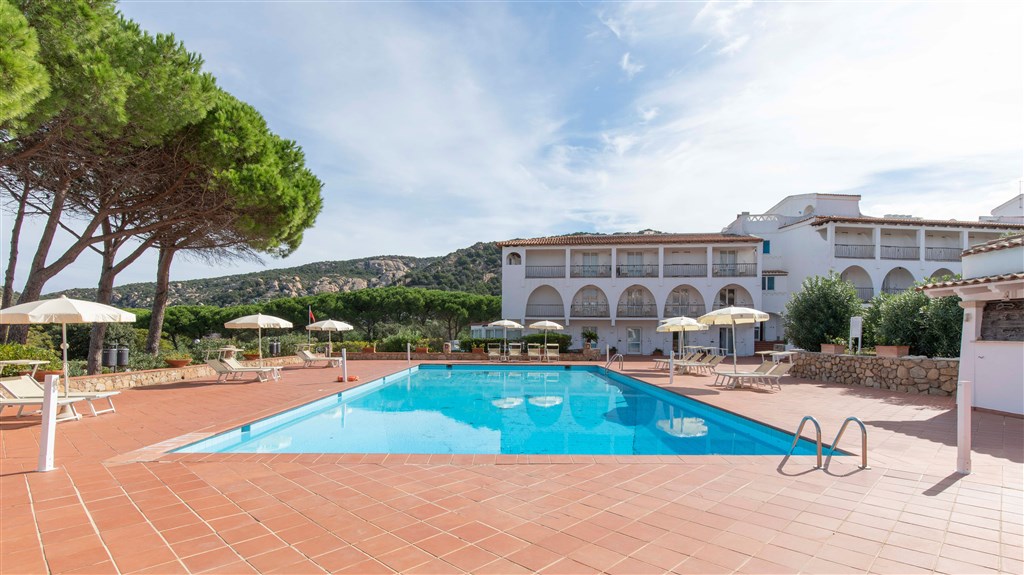 Exteriér hotelu a bazén, Baja Sardinia, Sardinie