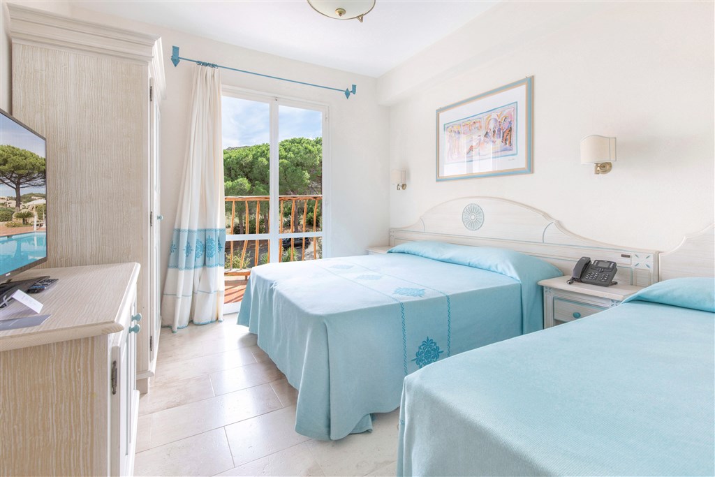 Třílůžkový pokoj s výhledem do zahrady, Baja Sardinia, Sardinie