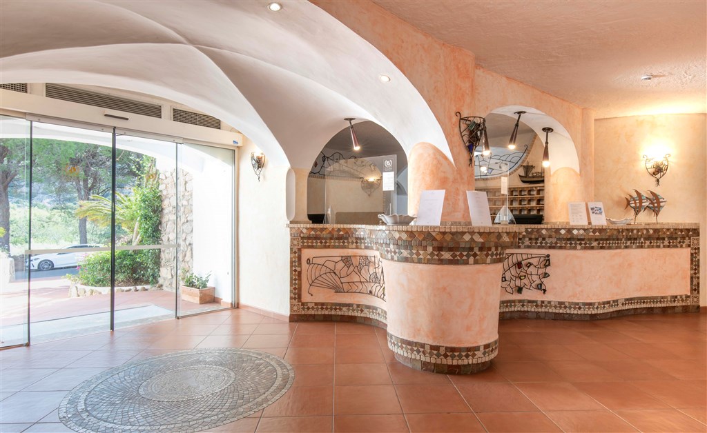 Vstupní Hala, Baja Sardinia, Sardinie