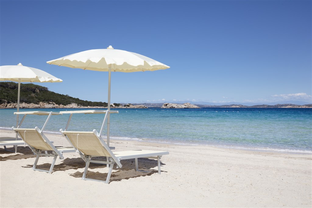 Pláž Baja Sardinia, Sardinie