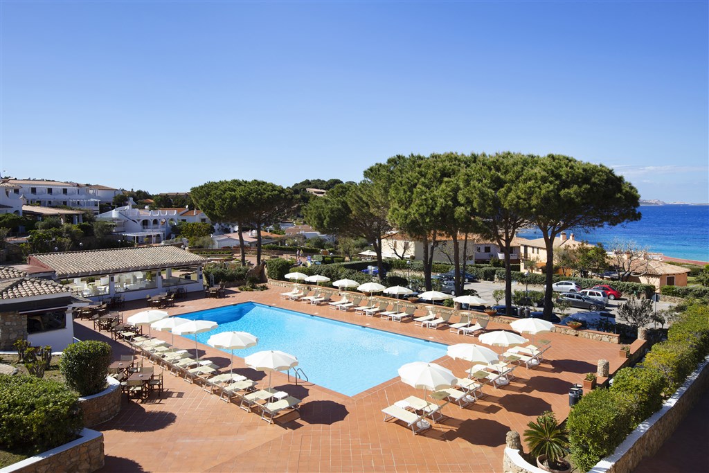 Bazén, Baja Sardinia, Sardinie
