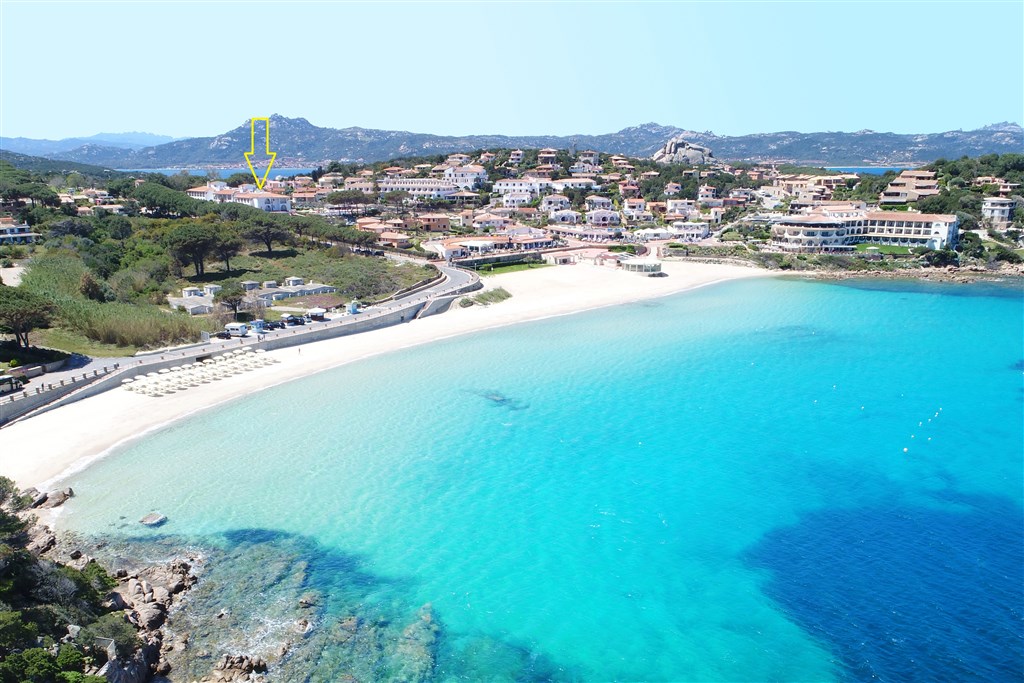 Panoramatický pohled na Baja Sardinia, Sardinie