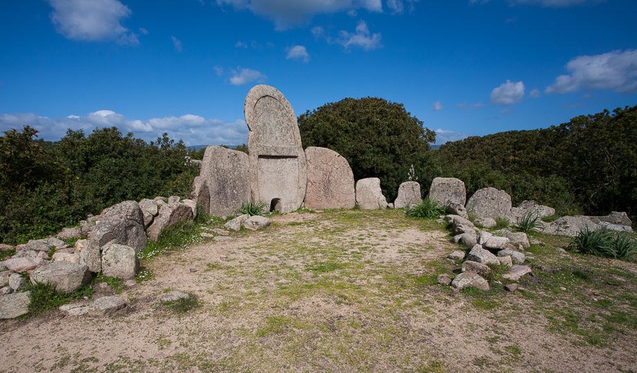 Hrobka Obrů S´ena e Thomes, Dorgali, Sardinie