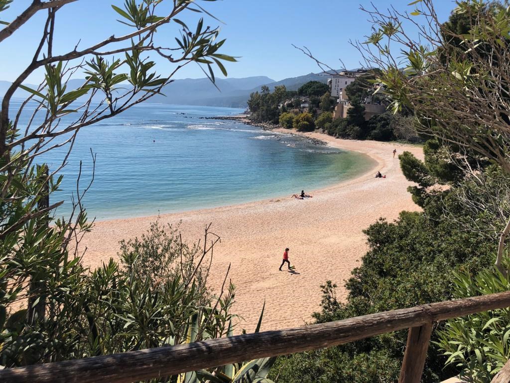 Centrální pláž v Cala Gonone, Dorgali, Sardinie