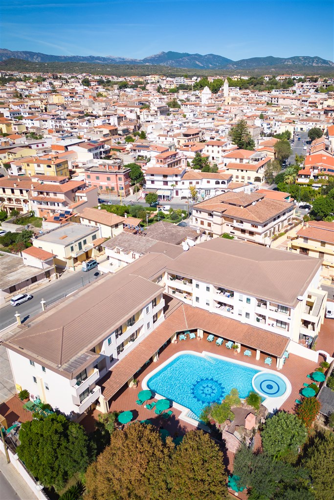 Panoramatický pohled na hotel a město, Orosei, Sardinie