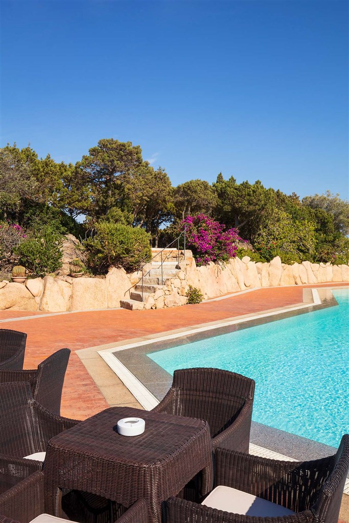 Posezení u bazénu, Porto Cervo, Sardinie