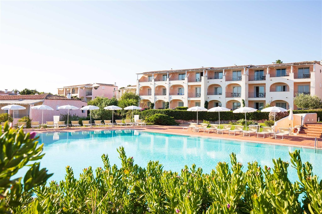 Hotel s bazénem, Porto Cervo, Sardinie