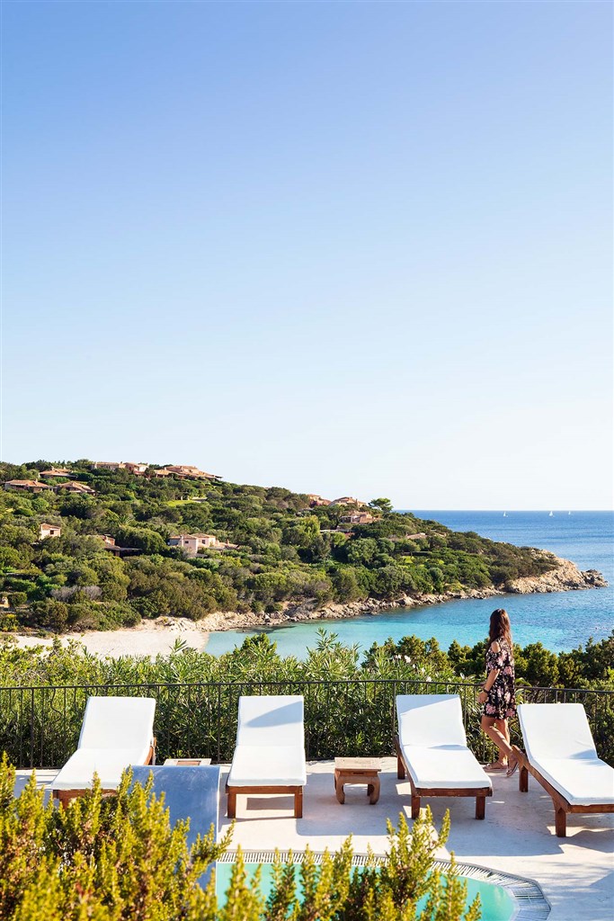 Terasa s lehátky s výhledem, Porto Cervo, Sardinie