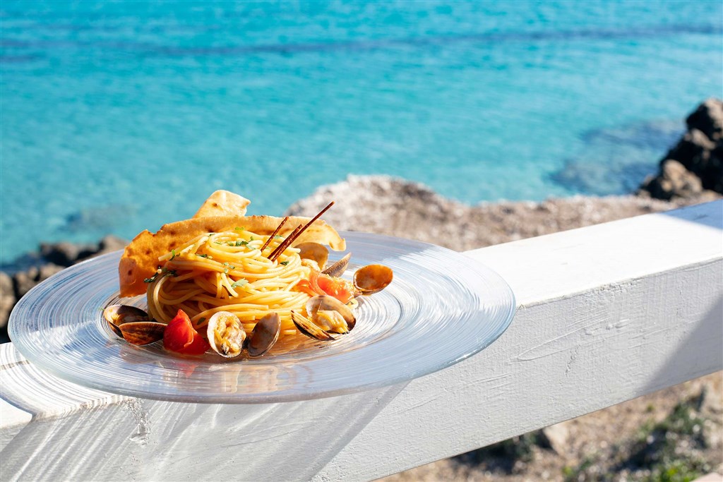 Restaurace na pláži - ukázka menu, Porto Cervo, Sardinie