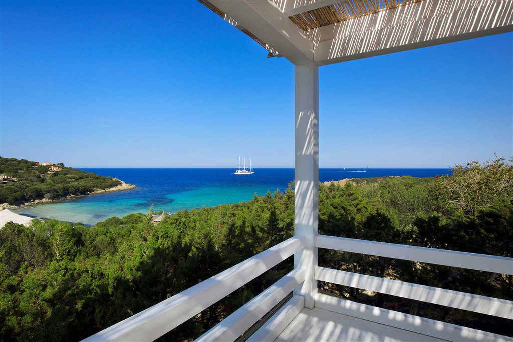 Terasa s výhledem na moře, Porto Cervo, Sardinie