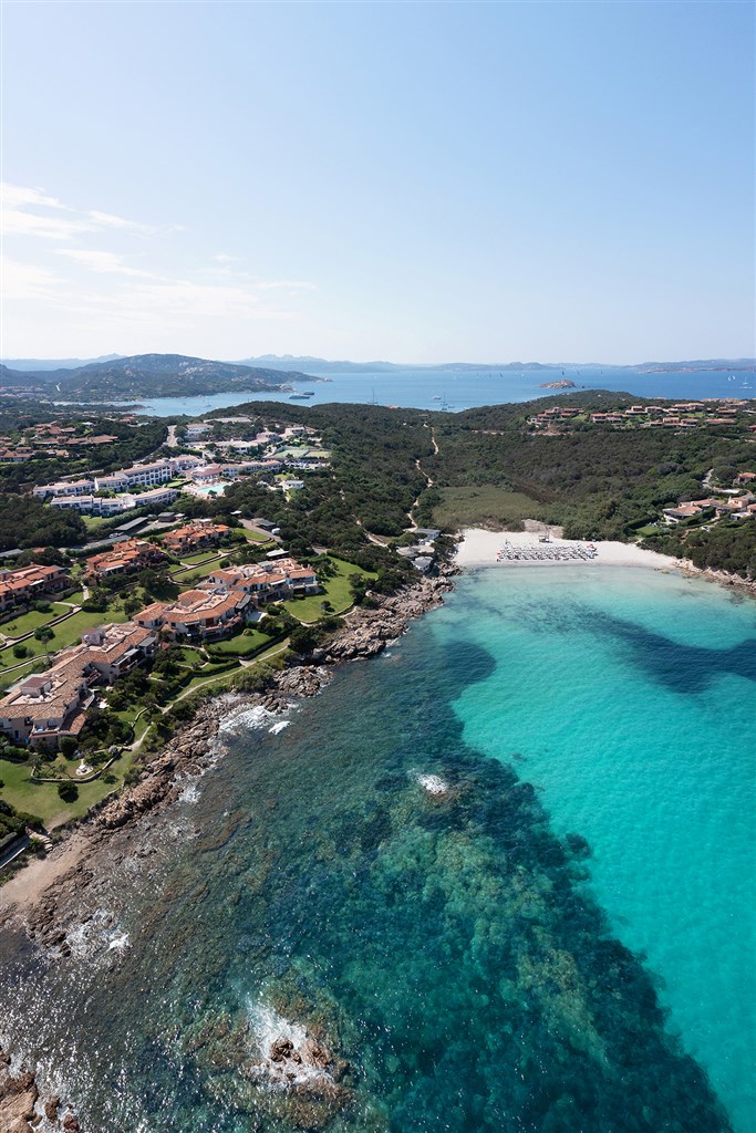 Letecký pohled na zátoku Cala Granu, Porto Cervo, Sardinie