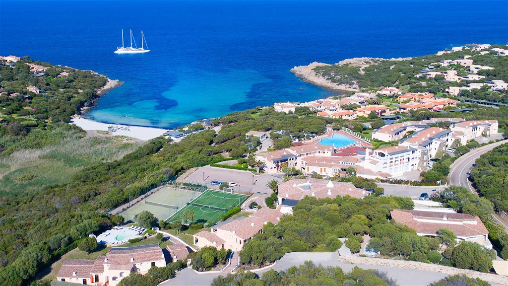 Letecký pohled na hotel, Porto Cervo, Sardinie