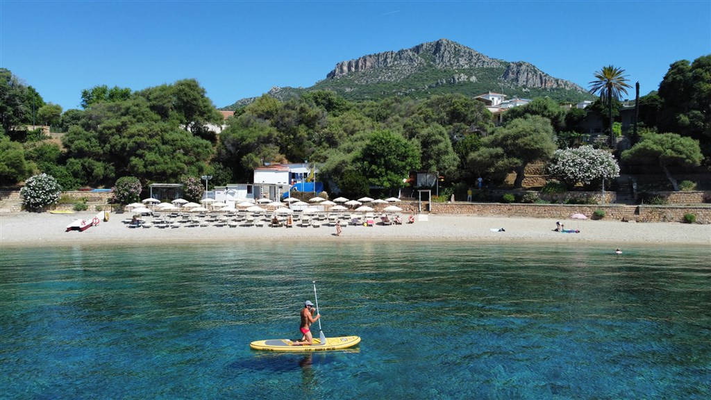 Pláž v blízkosti hotelu, Santa Maria Navarrese, Sardinie
