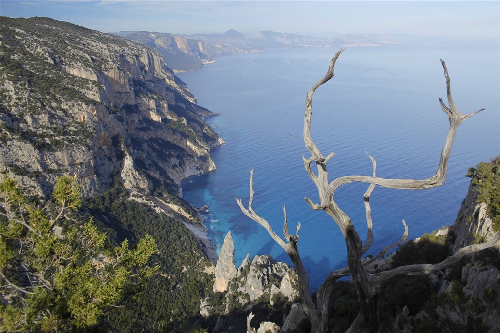 Výhled na záliv Orosei, Santa Maria Navarrese, Sardinie