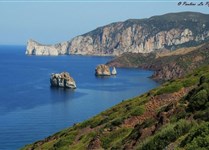 Jihozápadní pobřeží Masua se skalním útvarem Pan Di Zucchero, Iglesias, Sardinie