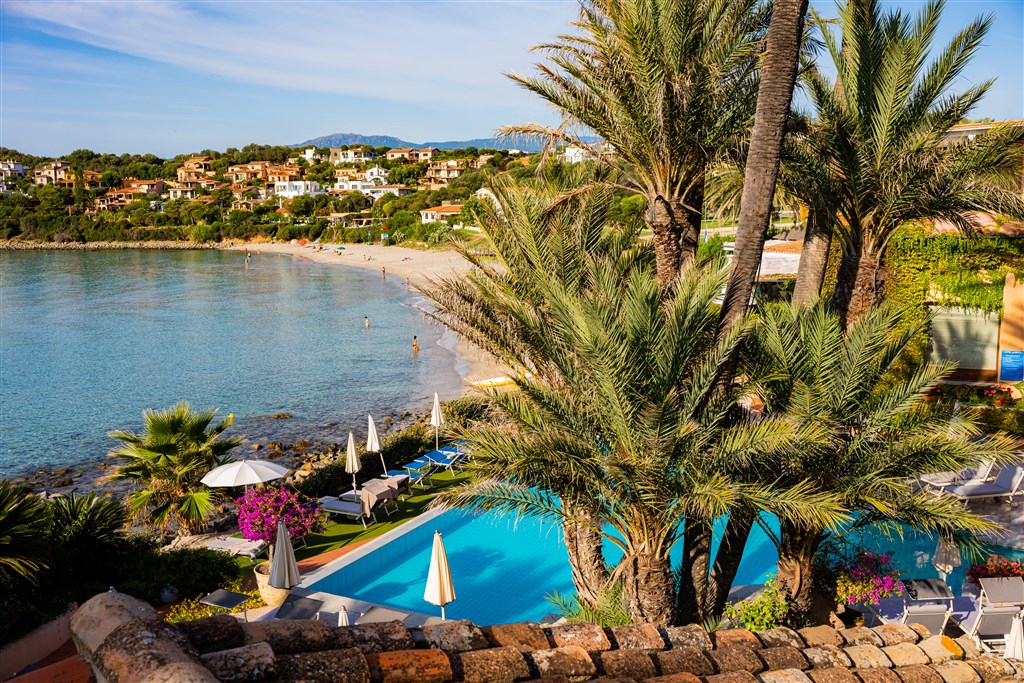 Hotel La Bitta (12+) - Pohled zvenčí na bazén, Arbatax, Sardinie
