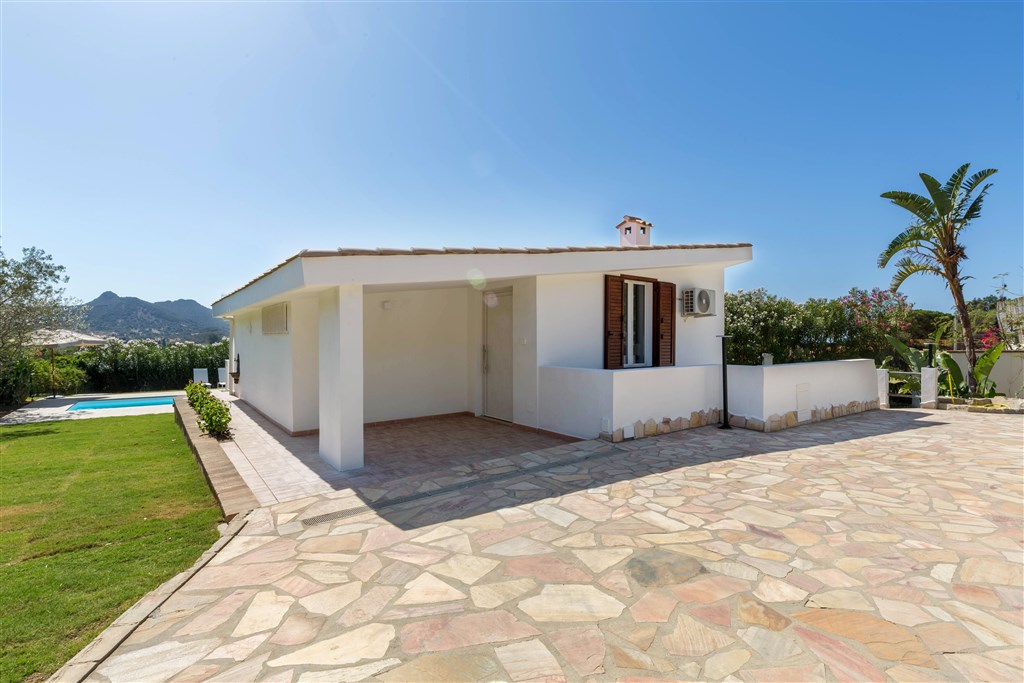 Pohled zvenčí na vilu, Villasimius, Sardinie