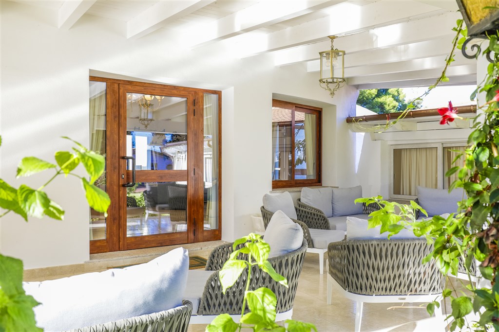 Posezení před recepcí, Budoni, Sardinie