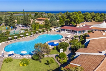Letecký pohled na hotel, Budoni, Sardinie