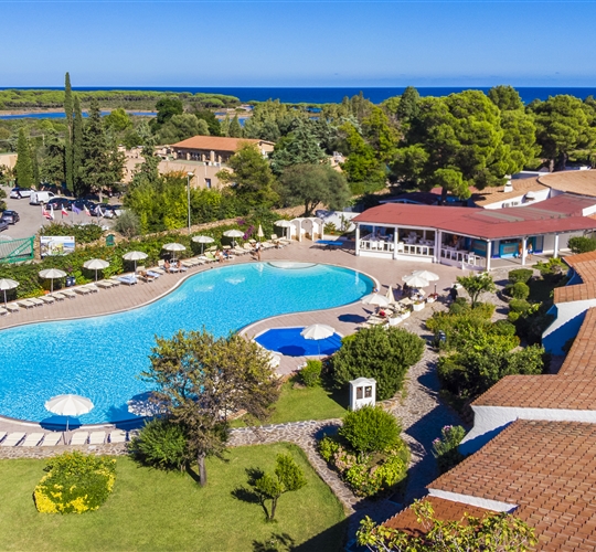 Letecký pohled na hotel, Budoni, Sardinie