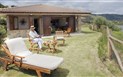 Residence di Bes - Pohled na jednu z vil s posezením na zahradě, Chia, Sardinie