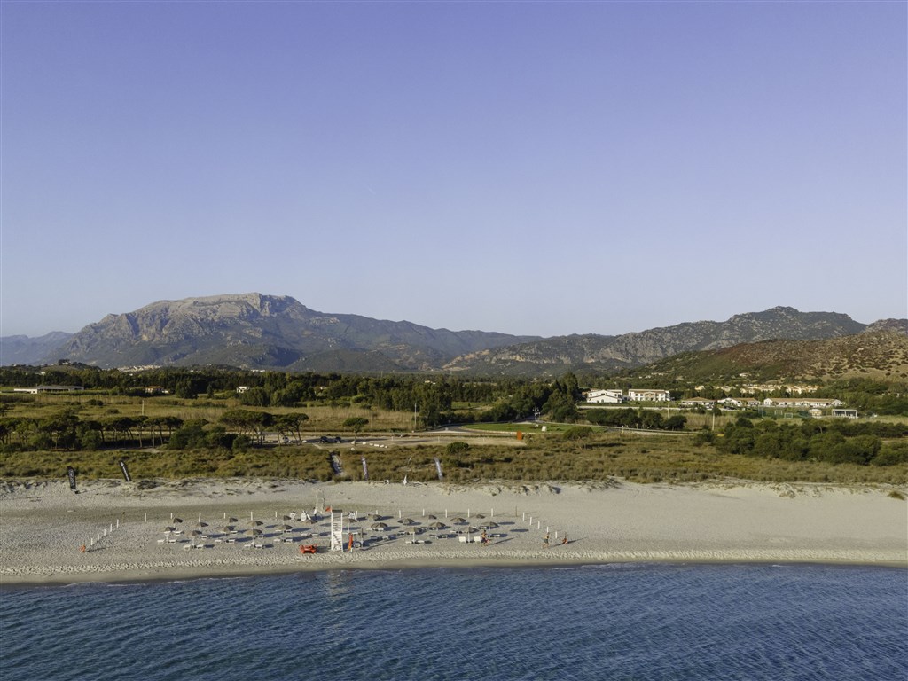 S'Arena Beach Hotel - Hotelová pláž - letecký pohled, Siniscola, Sardinie