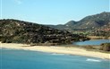 Residence di Bes - Pohled z dálky na pláž a vilky, Chia, Sardinie
