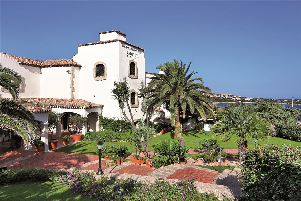 Čelní pohled na hotel, Capo Testa - Santa Teresa, Sardinie