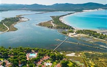 Letecký pohled na hotel, Porto Pino, Sardinie