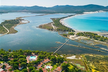 Letecký pohled na hotel, Porto Pino, Sardinie