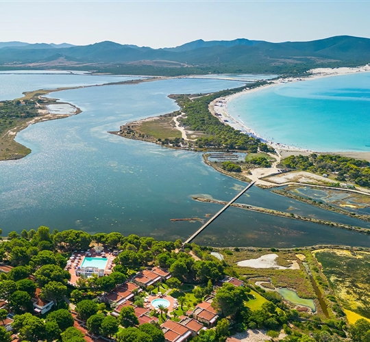 Letecký pohled na hotel, Porto Pino, Sardinie