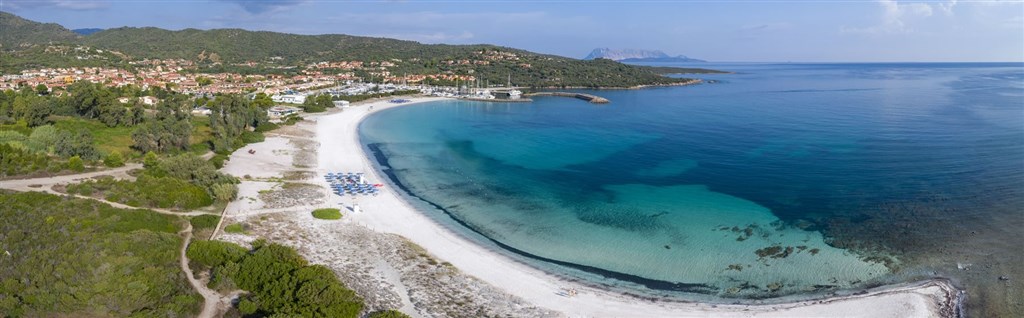 Baia del Porto - Pohled na letovisko, Porto Ottiolu, Sardinie